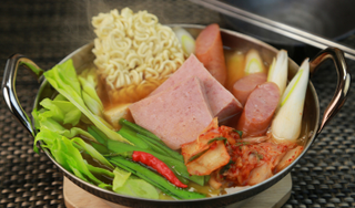 Budae jjigae (Photo: imagenavi/Getty Images)